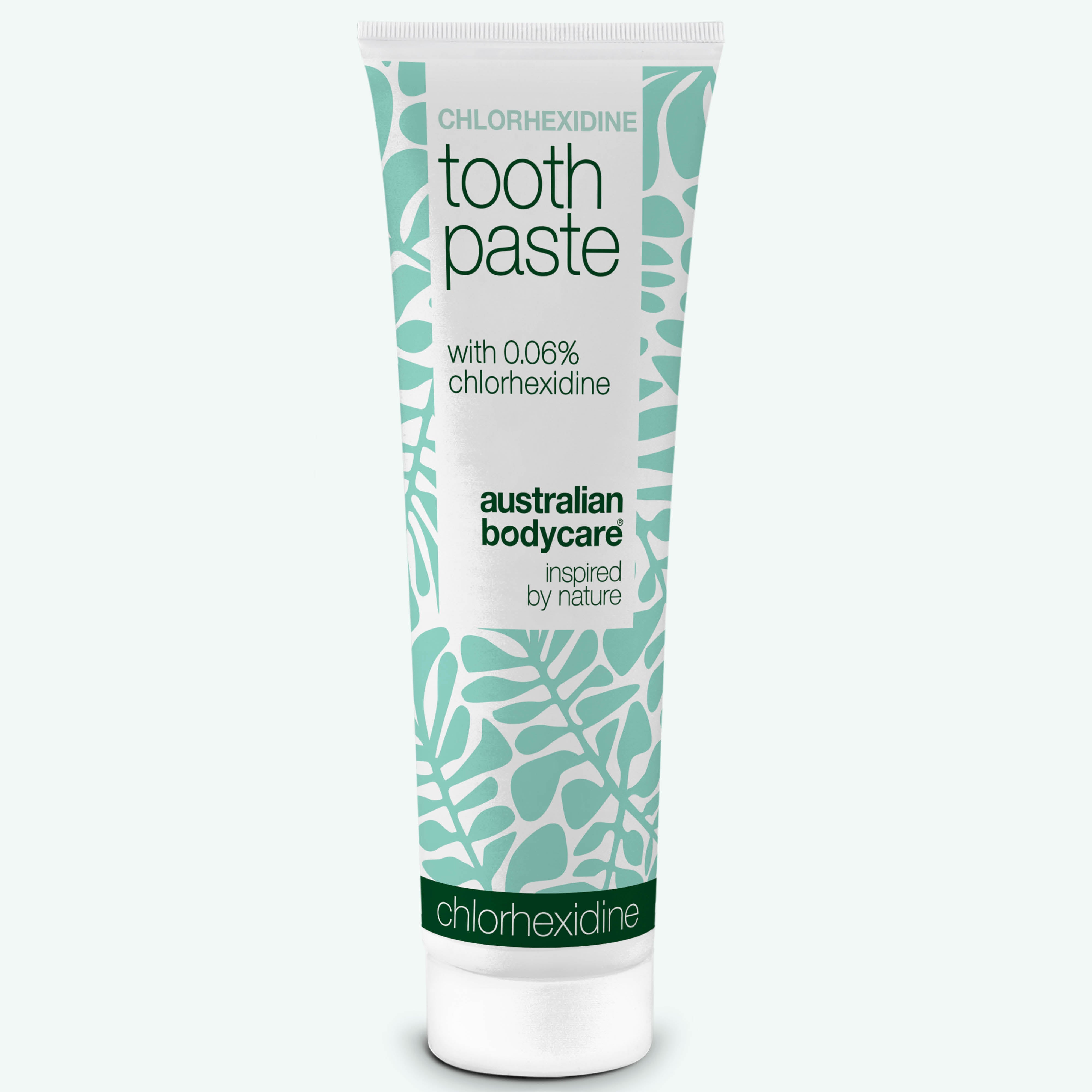 Biało-miętowa tubka pasty do zębów Australian Bodycare Chlorhexidine z 0,06% chlorheksydyny na białym tle.