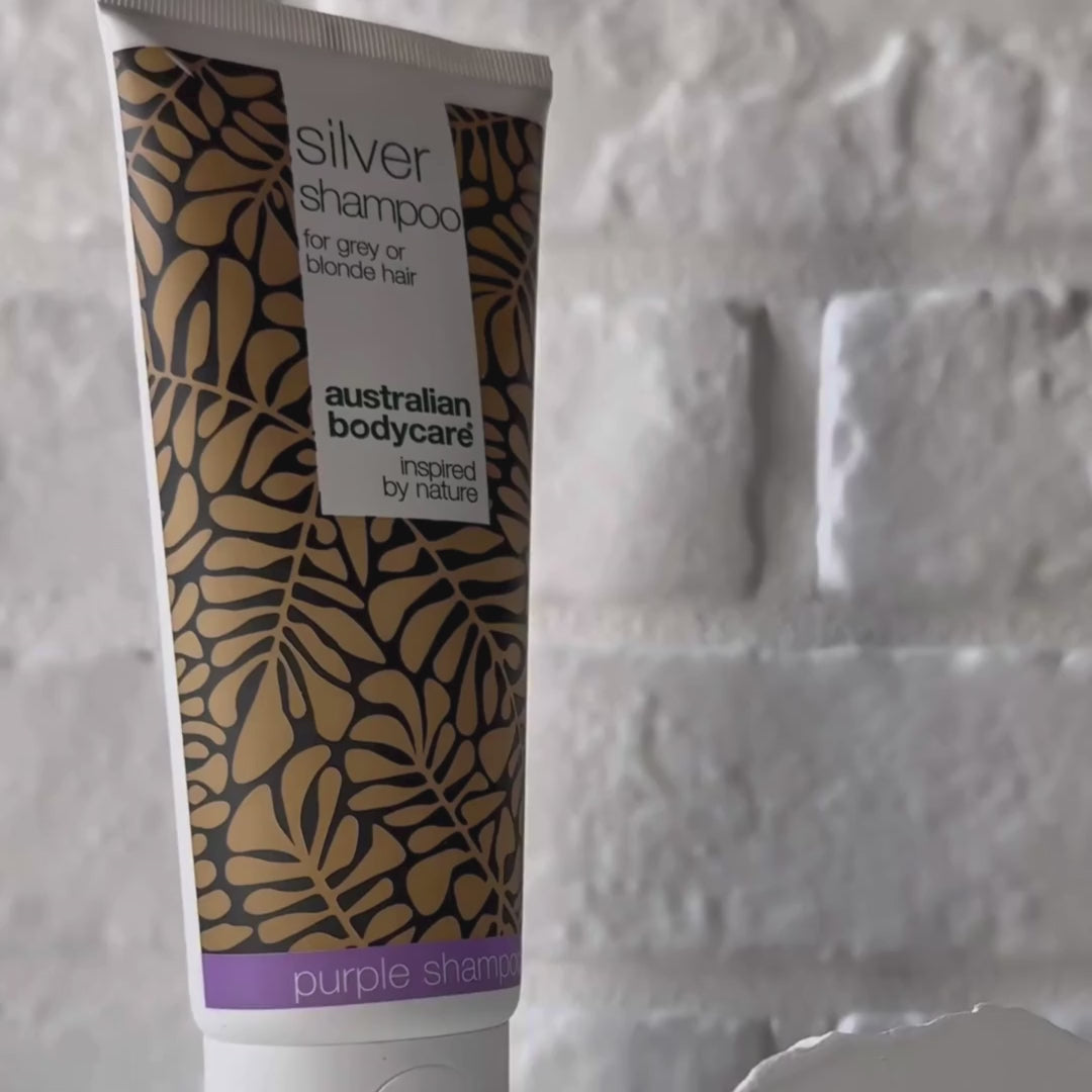Wideo przedstawiające Australian Bodycare Silver Shampoo i jego fioletową konsystencję.