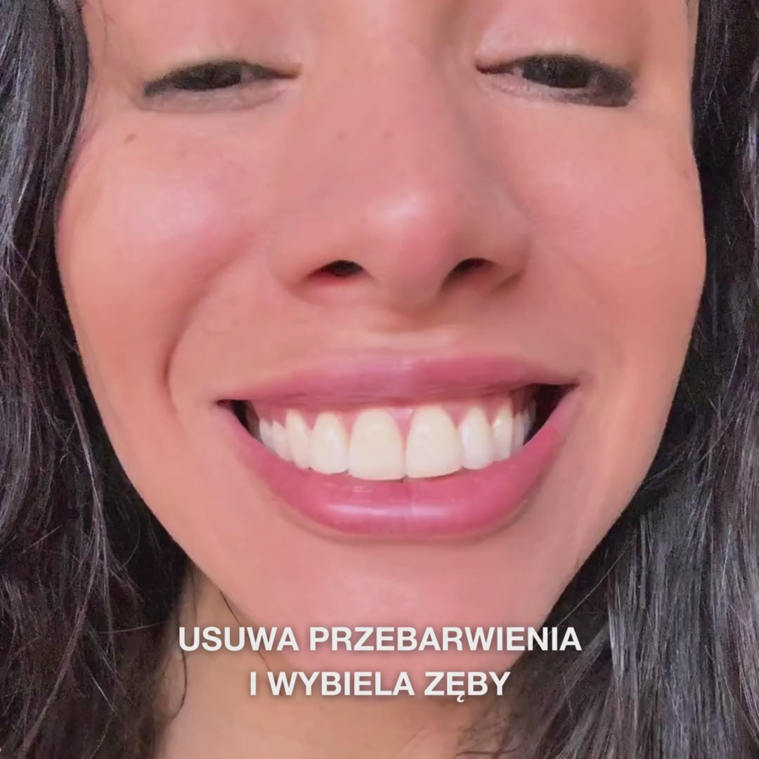 Zbliżenie na dłoń wyciskającą ilość pasty Whitening rozmiaru groszku na szczoteczkę i szczotkującą okrężnymi ruchami: drobna pasta zawierająca uwodnioną krzemionkę, alumina i mentol usuwa przebarwienia, wzmacnia szkliwo i pozostawia świeży oddech 