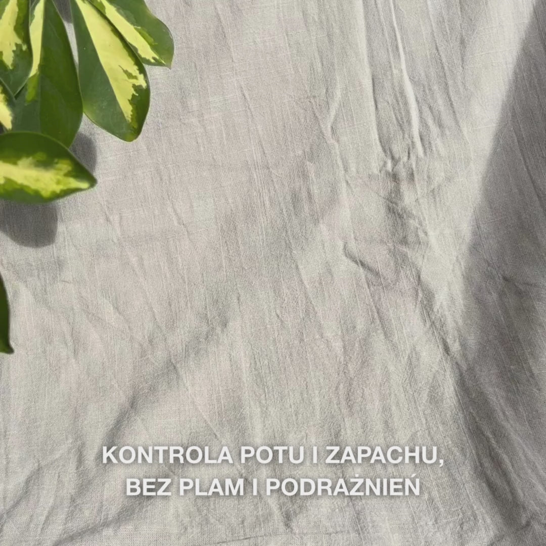 Zbliżenie ręki aplikującej przezroczysty, żelowy dezodorant w kulce na czystą skórę pod pachą: gładka, szybko schnąca tekstura delikatnie się rozprowadza, tworzy barierę antyperspiracyjną, łagodzi, nawilża i pozostawia skórę świeżą, bez pozostałości.