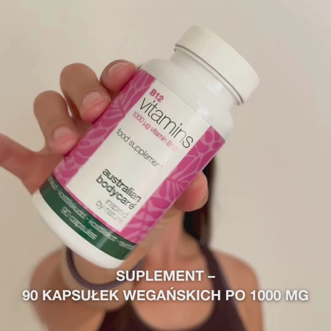 Zbliżenie na dłoń trzymającą butelkę suplementu diety Witamina B12, otwierającą wieczko i wysypującą gładkie, białe kapsułki—prezentacja produktu do codziennego stosowania wspierającego energię, układ odpornościowy, nerwowy i redukcję zmęczenia.