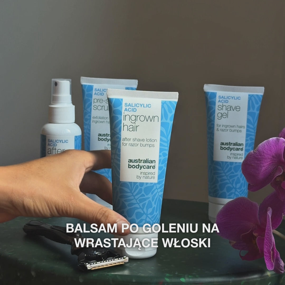 Wideo: spray After Shave, Pre-shave Scrub, balsam Ingrown Hair i Shave Gel na stole obok maszynki i orchidei, z napisem „balsam po goleniu na wrastające włoski”. Balsam po Goleniu z kwasem salicylowym od Australian Bodycare.