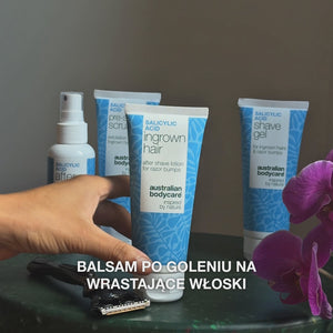 Wideo: spray After Shave, Pre-shave Scrub, balsam Ingrown Hair i Shave Gel na stole obok maszynki i orchidei, z napisem „balsam po goleniu na wrastające włoski”. Balsam po Goleniu z kwasem salicylowym od Australian Bodycare.