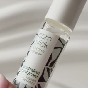 Sztyft do usuwania odcisków i zrogowaceń z naturalnymi składnikami: Pożegnaj bolesne modzele i stwardniałą skórę za pomocą naszego sztyftu kukurydzianego. Zmiękcza i odżywia, zapewniając gładsze i zdrowsze stopy.