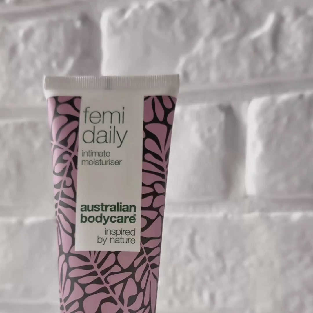 Wideo przedstawiające Australian Bodycare Femi Daily Żel intymny i jego lekką, kojącą konsystencję.