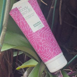 Wideo przedstawiające modelkę nakładającą nasz peeling do ciała z witaminą B12 kolistymi ruchami, pokazującą jego złuszczającą konsystencję i działanie wygładzające i odświeżające skórę.