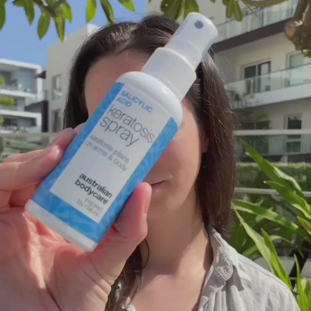 Spray na keratosis pilaris i szorstką skórę z krostkami — rogowacenie mieszkowe spray wygładza szorstką skórę i zmniejsza krostki. Zawiera kwas salicylowy dla delikatnego złuszczania.