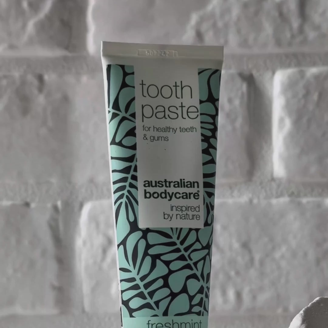 Wideo przedstawiające pastę do zębów Australian Bodycare z olejkiem z drzewa herbacianego i jej jasnoniebieską konsystencję.