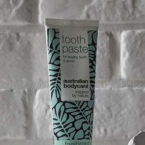 Wideo przedstawiające pastę do zębów Australian Bodycare z olejkiem z drzewa herbacianego i jej jasnoniebieską konsystencję.