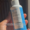 Wideo: dłoń trzyma butelkę, z napisem „skuteczny spray na wrastające włoski i zapalenie mieszków włosowych w brodzie”. Spray po goleniu z kwasem salicylowym od Australian Bodycare.