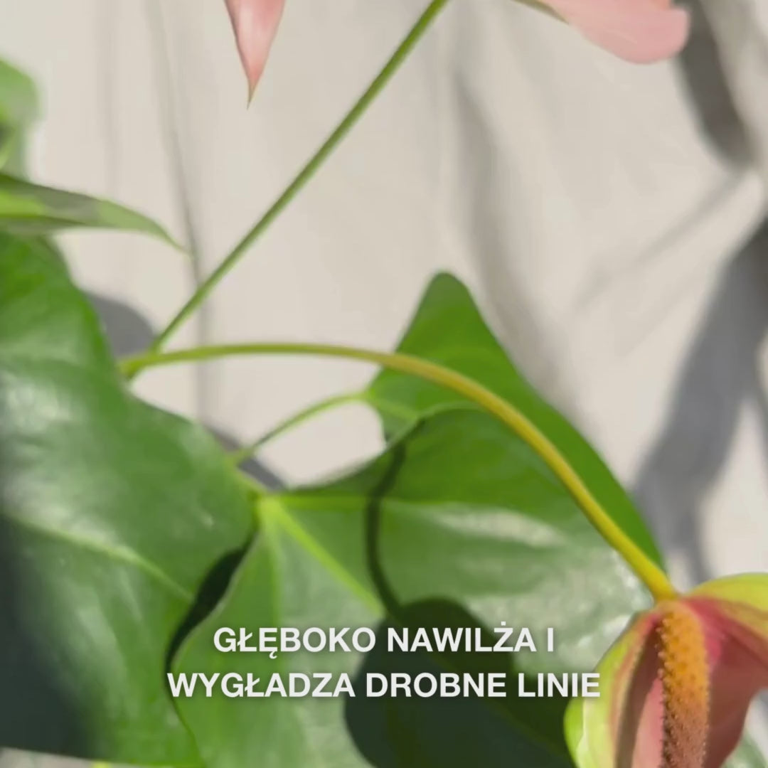 Zbliżenie na dłoń nabierającą kilka kropel jedwabistego, przezroczystego serum do twarzy pipetą i delikatnie wmasowującą je w lekko wilgotną skórę – jego lekka, szybko się wchłaniająca formuła natychmiast nawilża, wypełnia drobne linie oraz łagodzi dzięki zawartości 2 % kwasu hialuronowego, witaminy B5 i olejku z drzewa herbacianego 